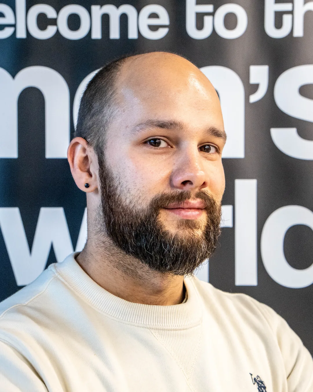 Sebastian przed założeniem systemu włosów we Wrocławiu